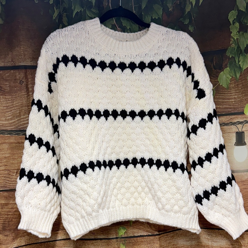 🆕Elegant Black and White Striped Sweater